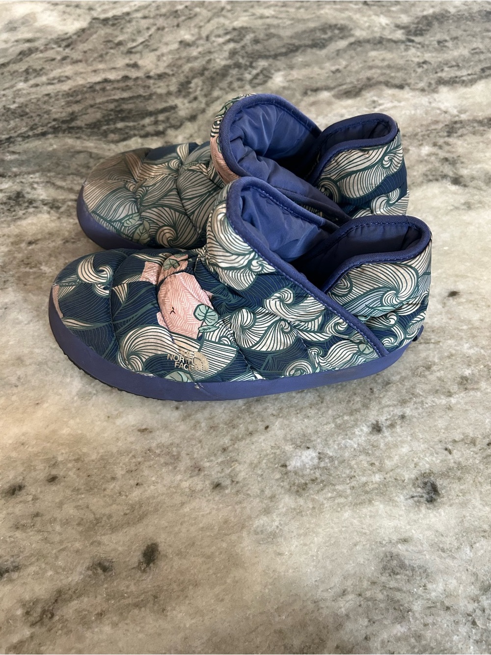 The North Face Kids Wave-Print Cozy Slip-On Boots in Blue thermoball size 3